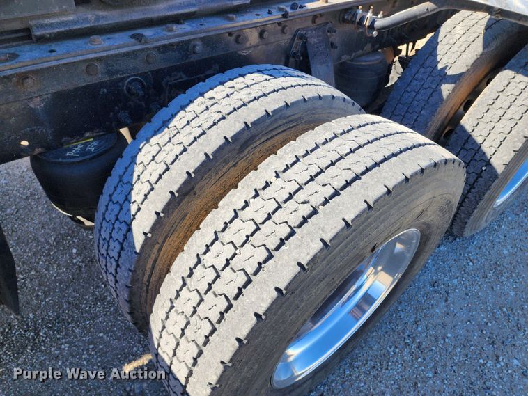 image for item KC9414 2010 Peterbilt 389  semi truck