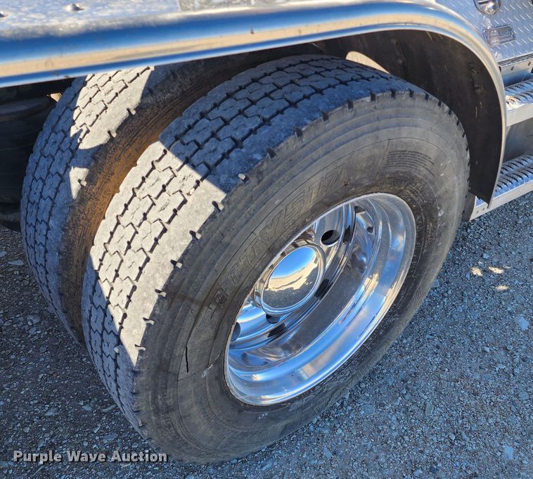 image for item KC9414 2010 Peterbilt 389  semi truck