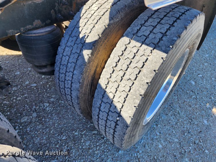 image for item KC9414 2010 Peterbilt 389  semi truck