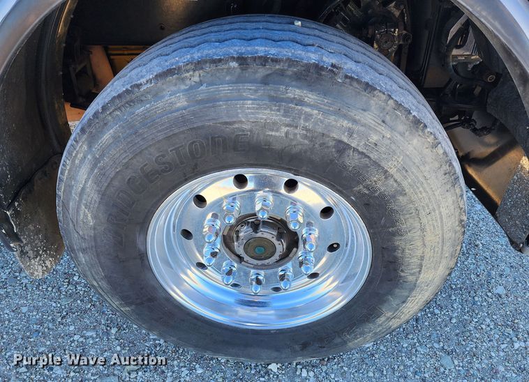 image for item KC9414 2010 Peterbilt 389  semi truck