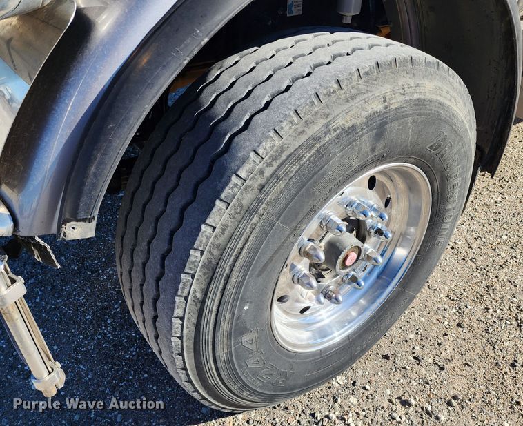 image for item KC9414 2010 Peterbilt 389  semi truck