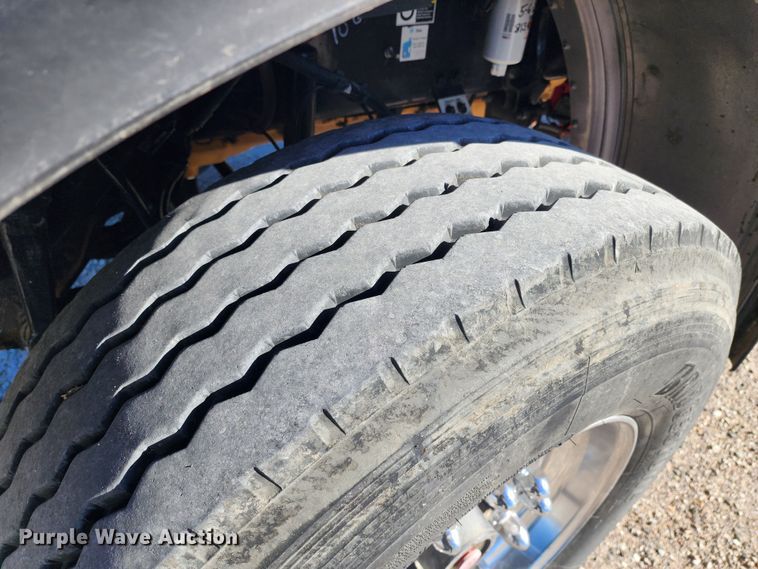 image for item KC9414 2010 Peterbilt 389  semi truck