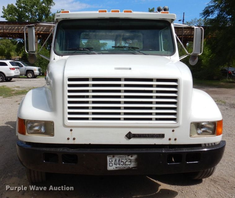 image for item KF9611 1998 International 4700  rollback truck