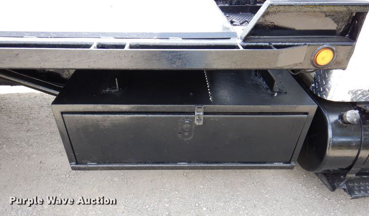 image for item KF9611 1998 International 4700  rollback truck