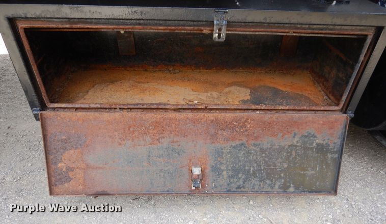 image for item KF9611 1998 International 4700  rollback truck