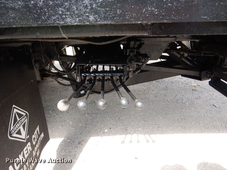 image for item KF9611 1998 International 4700  rollback truck