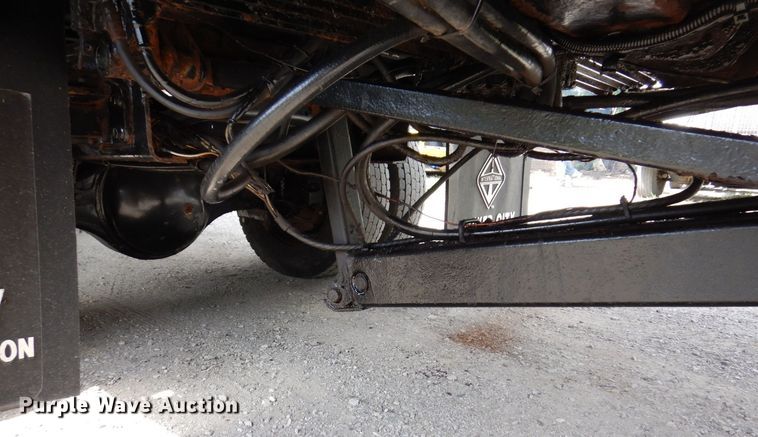 image for item KF9611 1998 International 4700  rollback truck