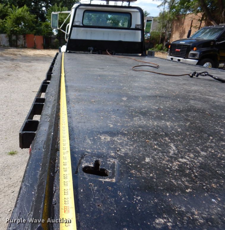 image for item KF9611 1998 International 4700  rollback truck