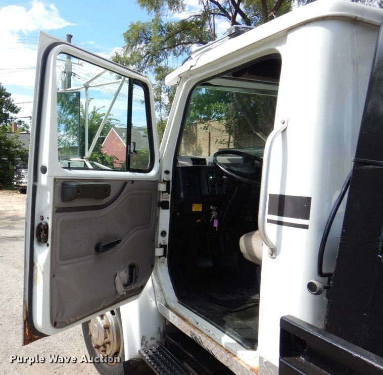 image for item KF9611 1998 International 4700  rollback truck