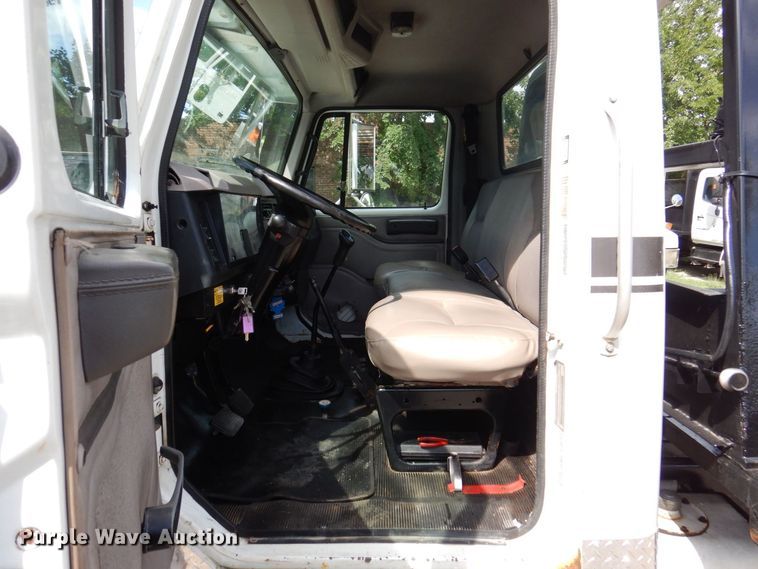 image for item KF9611 1998 International 4700  rollback truck