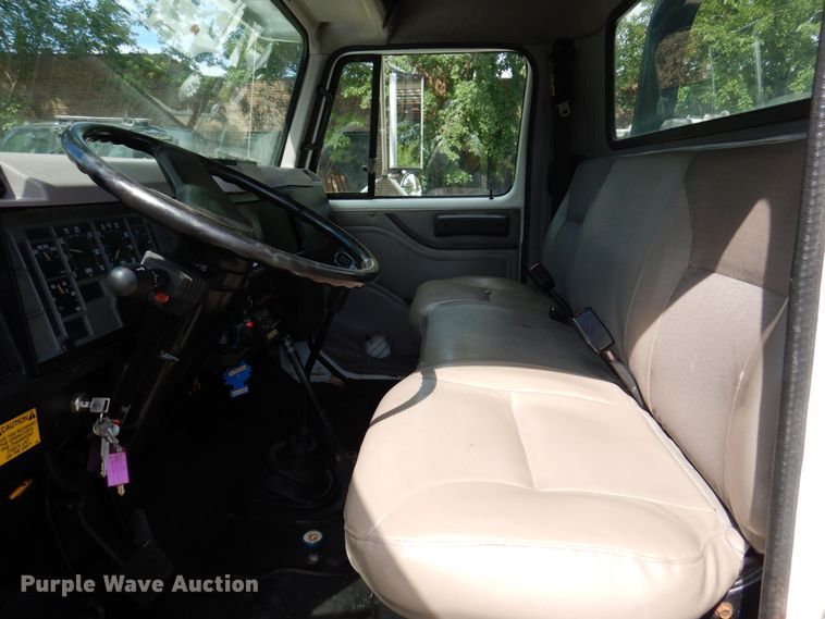 image for item KF9611 1998 International 4700  rollback truck