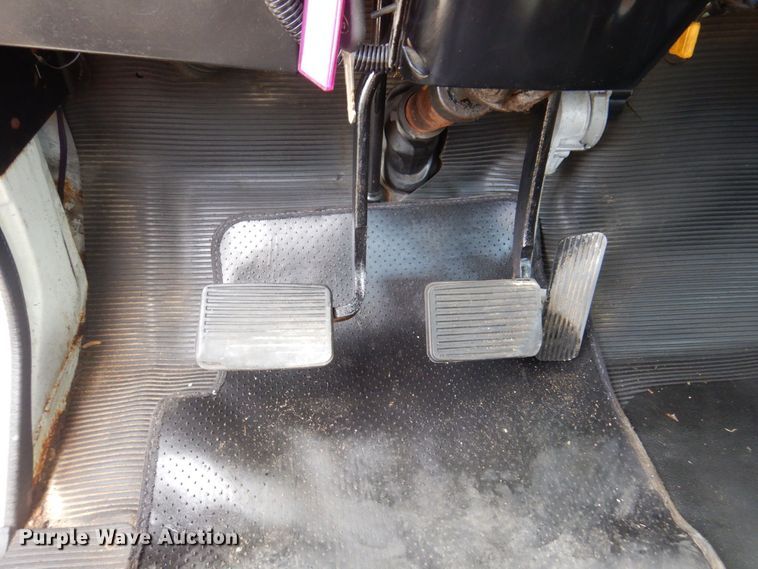 image for item KF9611 1998 International 4700  rollback truck