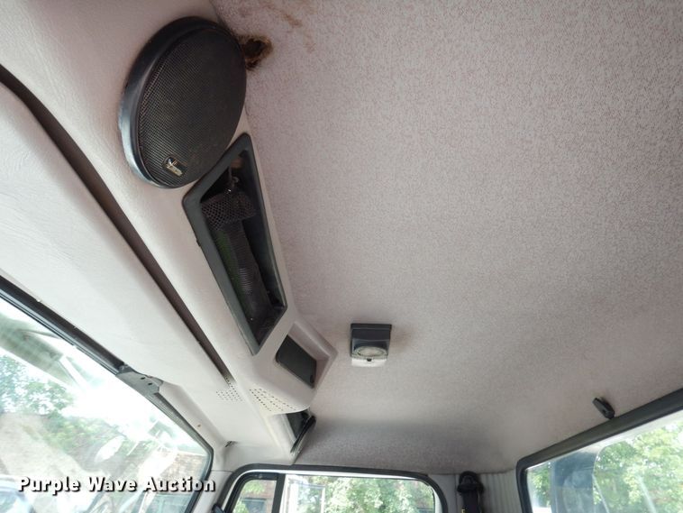 image for item KF9611 1998 International 4700  rollback truck