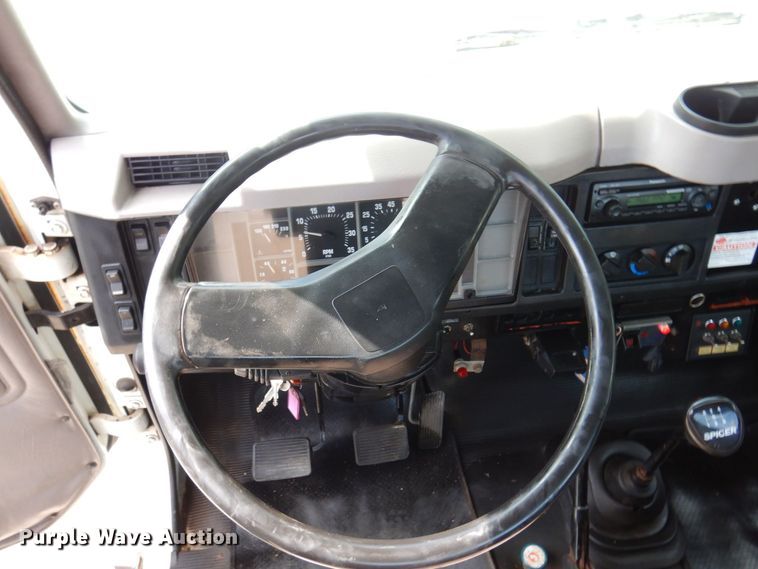 image for item KF9611 1998 International 4700  rollback truck