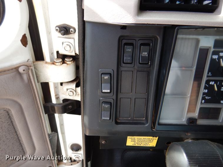 image for item KF9611 1998 International 4700  rollback truck