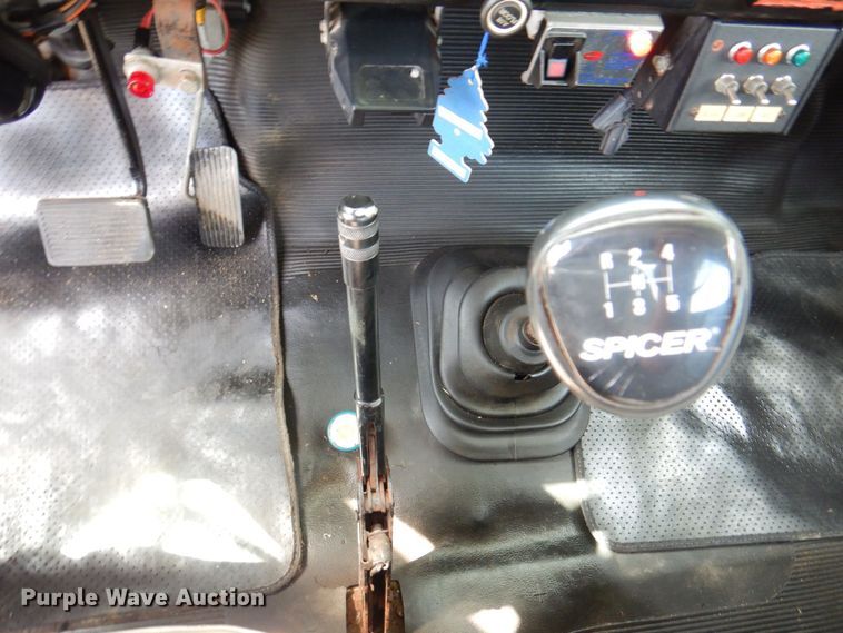 image for item KF9611 1998 International 4700  rollback truck