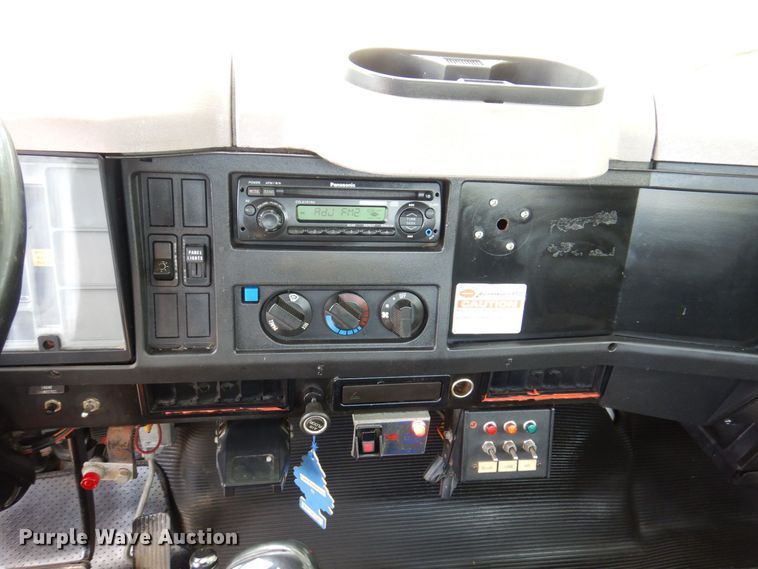 image for item KF9611 1998 International 4700  rollback truck