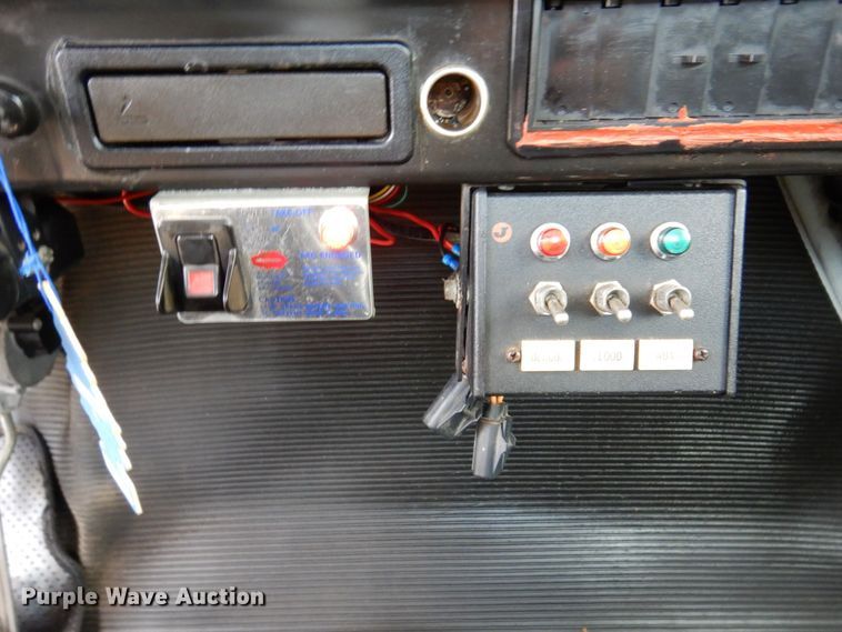 image for item KF9611 1998 International 4700  rollback truck