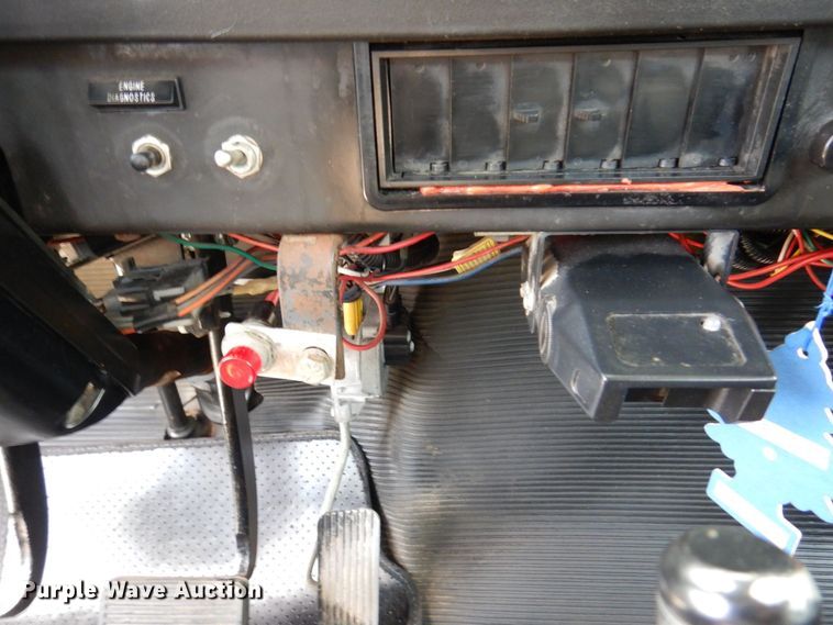 image for item KF9611 1998 International 4700  rollback truck