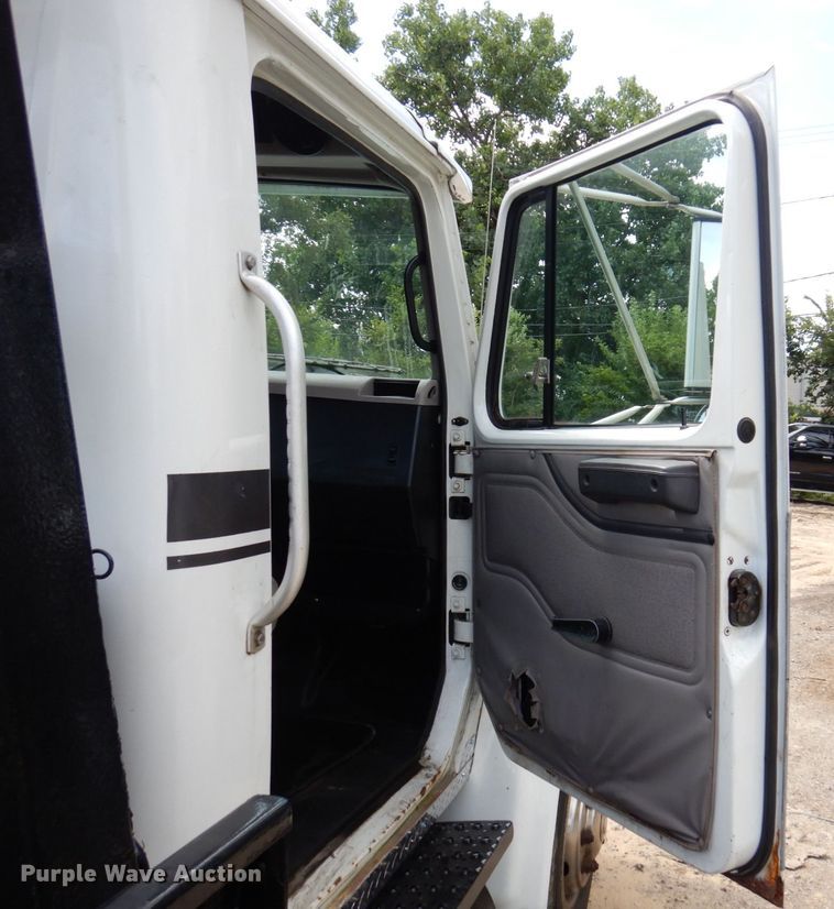 image for item KF9611 1998 International 4700  rollback truck