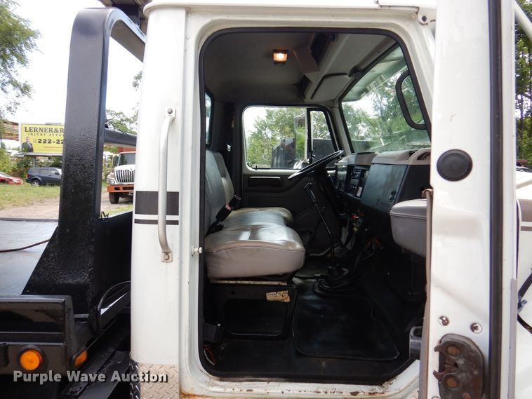 image for item KF9611 1998 International 4700  rollback truck