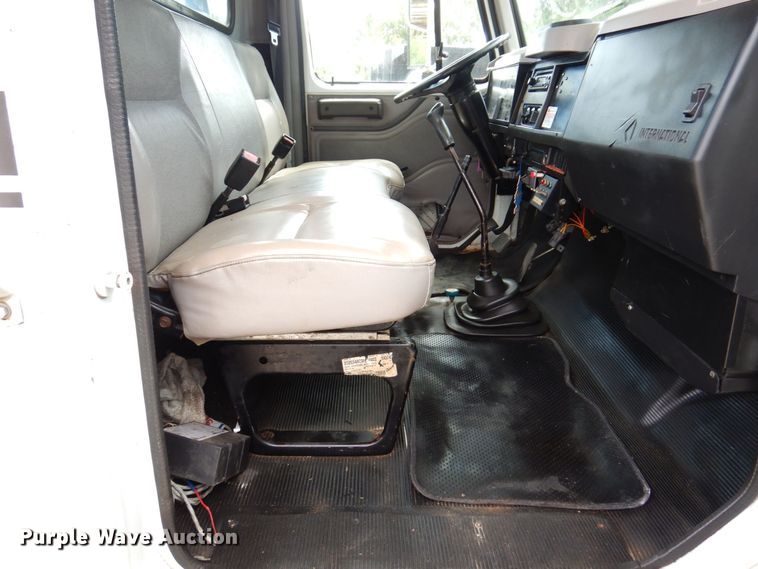 image for item KF9611 1998 International 4700  rollback truck