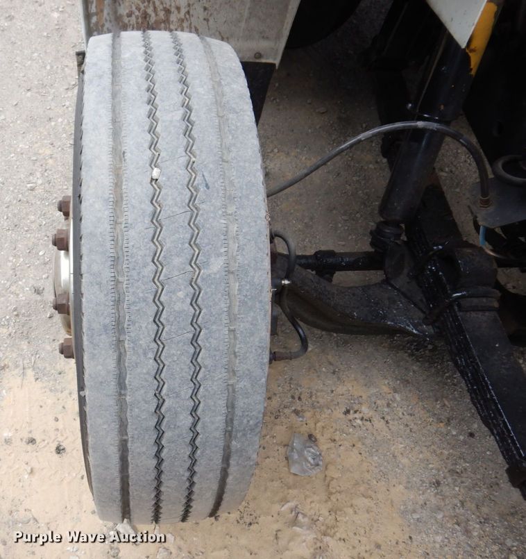 image for item KF9611 1998 International 4700  rollback truck