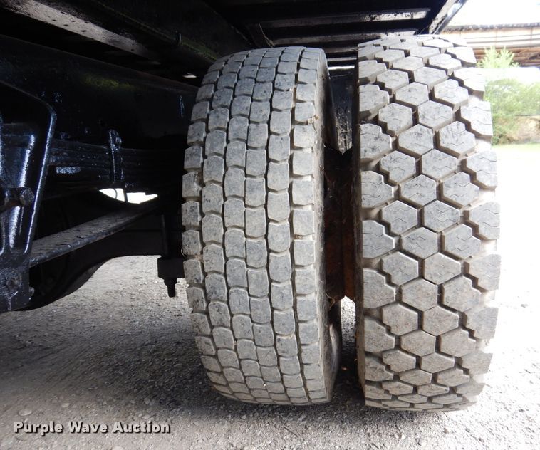 image for item KF9611 1998 International 4700  rollback truck