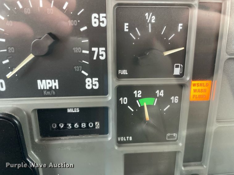 image for item KF9611 1998 International 4700  rollback truck