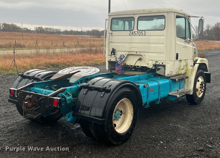 image for item KF9761 1997 Freightliner FL70  semi truck