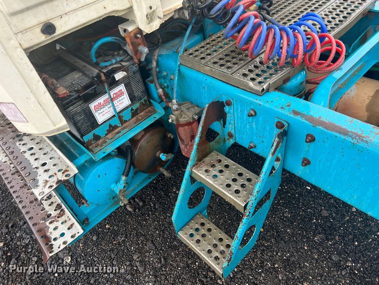 image for item KF9761 1997 Freightliner FL70  semi truck