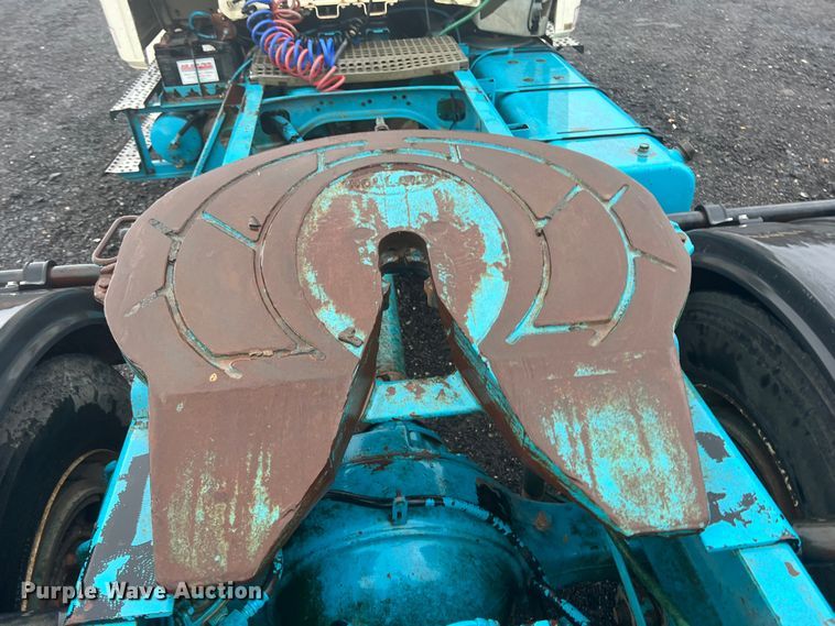 image for item KF9761 1997 Freightliner FL70  semi truck