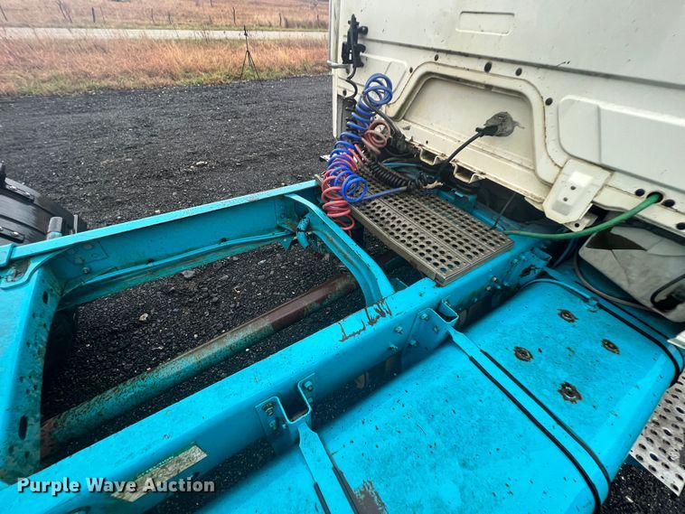 image for item KF9761 1997 Freightliner FL70  semi truck