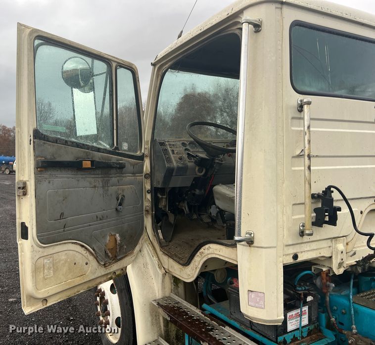 image for item KF9761 1997 Freightliner FL70  semi truck