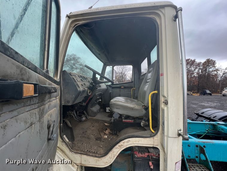 image for item KF9761 1997 Freightliner FL70  semi truck