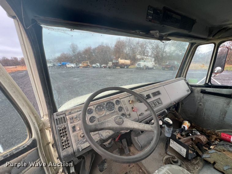 image for item KF9761 1997 Freightliner FL70  semi truck