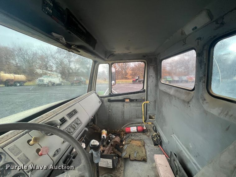 image for item KF9761 1997 Freightliner FL70  semi truck