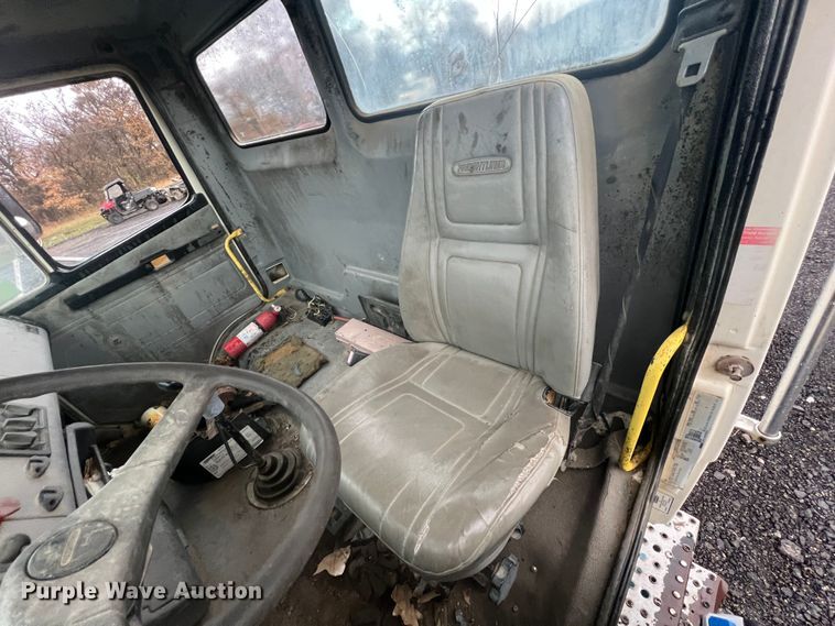 image for item KF9761 1997 Freightliner FL70  semi truck