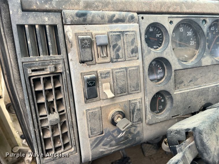 image for item KF9761 1997 Freightliner FL70  semi truck