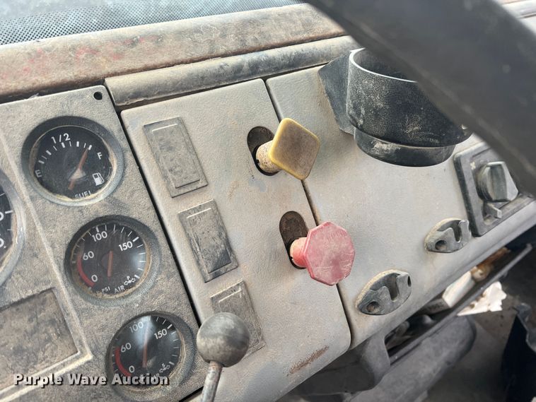 image for item KF9761 1997 Freightliner FL70  semi truck