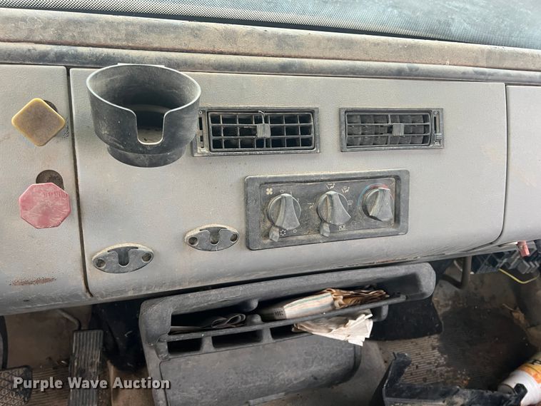 image for item KF9761 1997 Freightliner FL70  semi truck