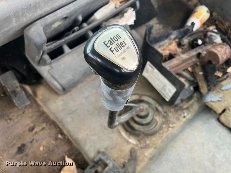 image for item KF9761 1997 Freightliner FL70  semi truck