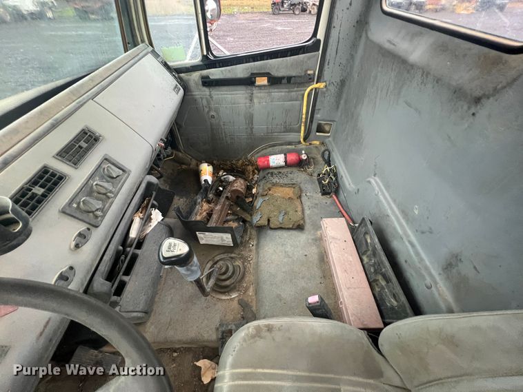 image for item KF9761 1997 Freightliner FL70  semi truck