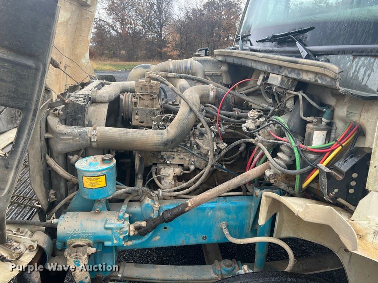 image for item KF9761 1997 Freightliner FL70  semi truck