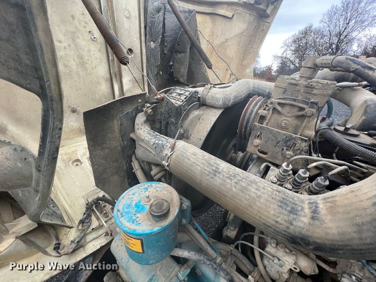 image for item KF9761 1997 Freightliner FL70  semi truck