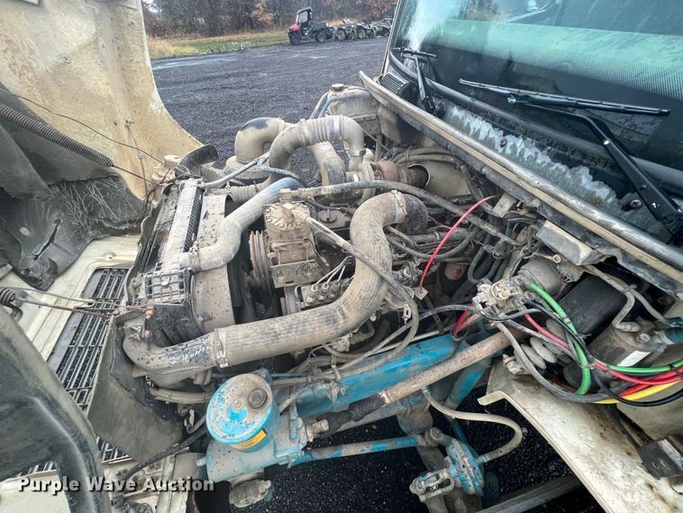 image for item KF9761 1997 Freightliner FL70  semi truck