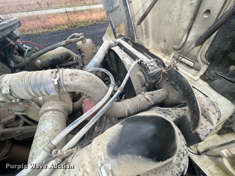 image for item KF9761 1997 Freightliner FL70  semi truck