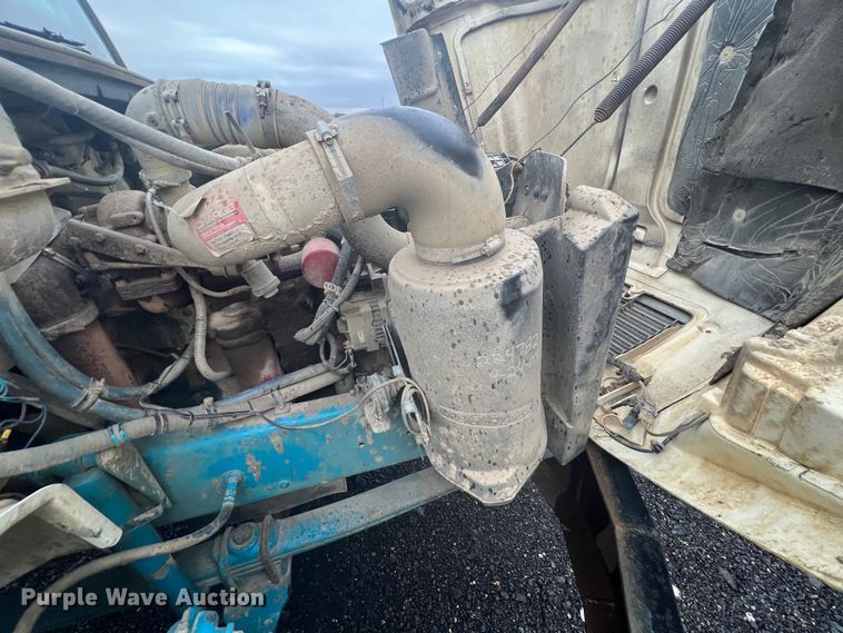 image for item KF9761 1997 Freightliner FL70  semi truck