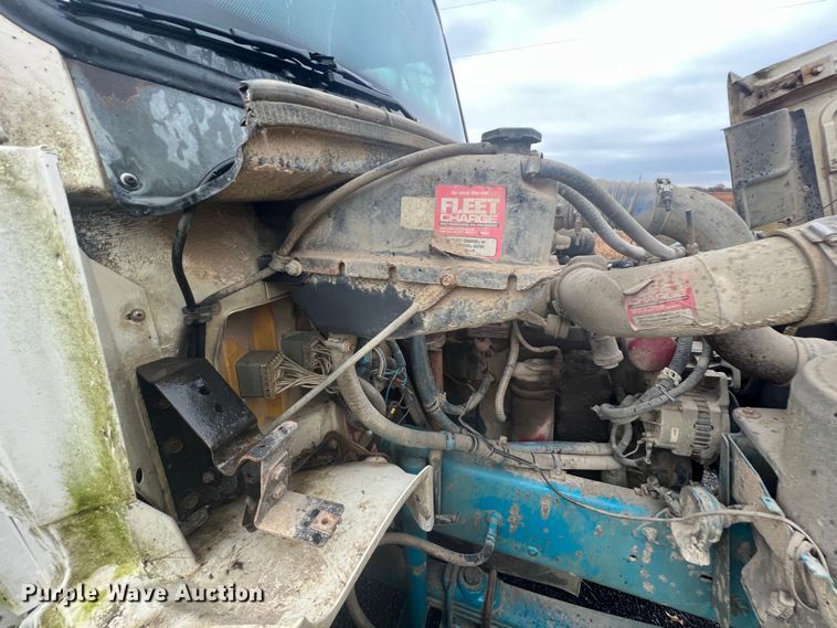 image for item KF9761 1997 Freightliner FL70  semi truck