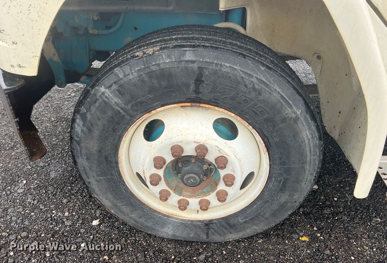 image for item KF9761 1997 Freightliner FL70  semi truck